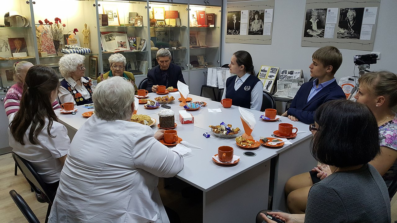 Встреча актива гимназического музея с бывшими узниками концлагерей Равенсбрюк и Маутхаузен. Фото А. Яценко