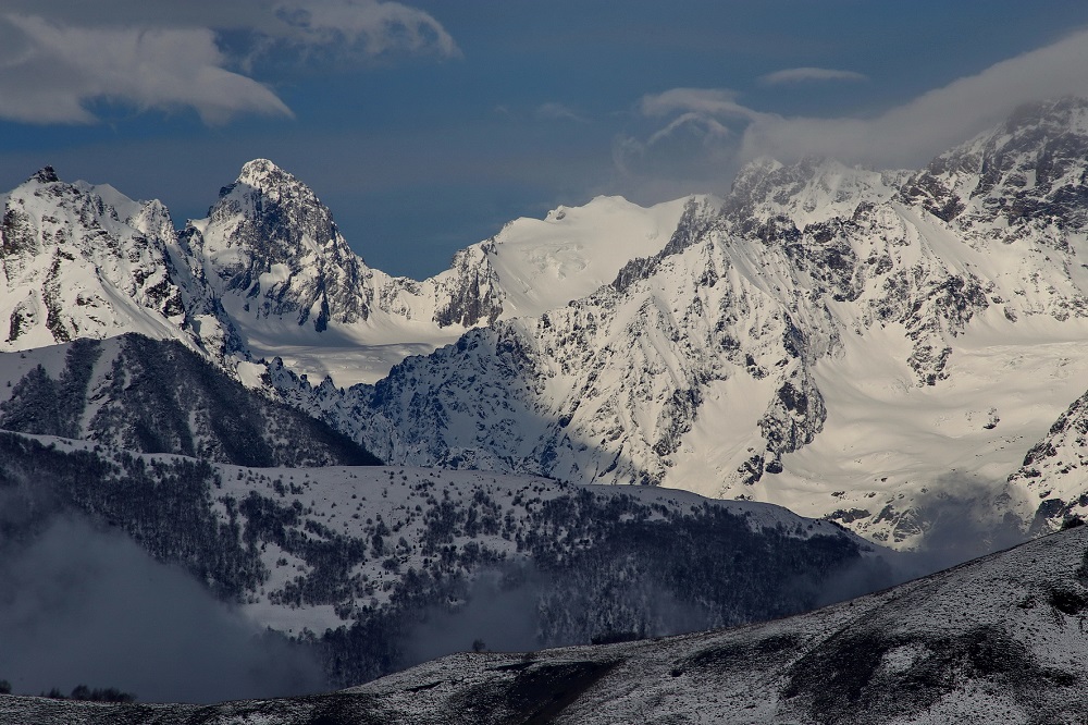 Горы Чанчахи (справа) и Бубисхох (слева)