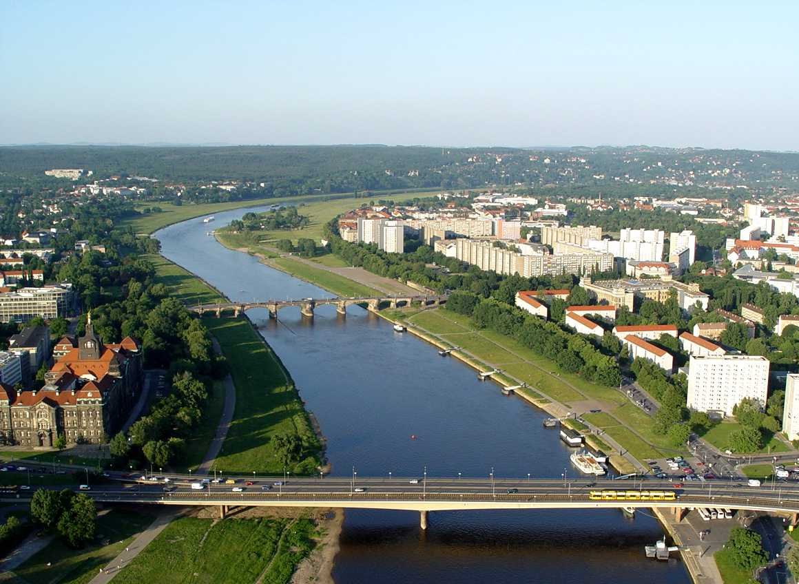 Файл:Dresden Altstadt elbaufwärts Brücken.jpg