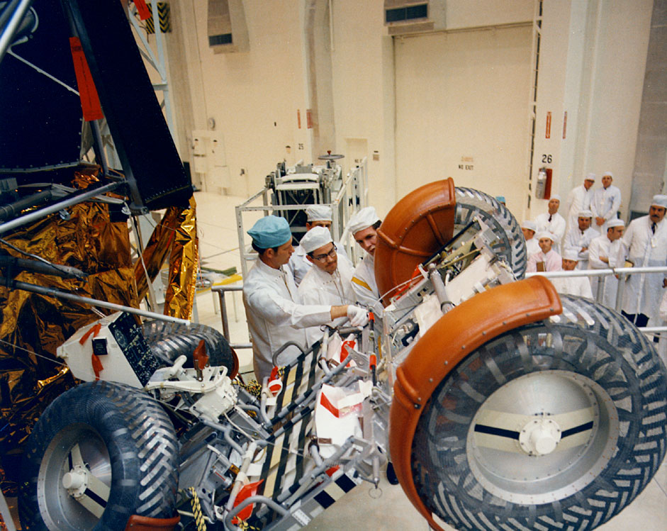 Деформация колес лунного ровера ap15-KSC-71PC-345.jpg