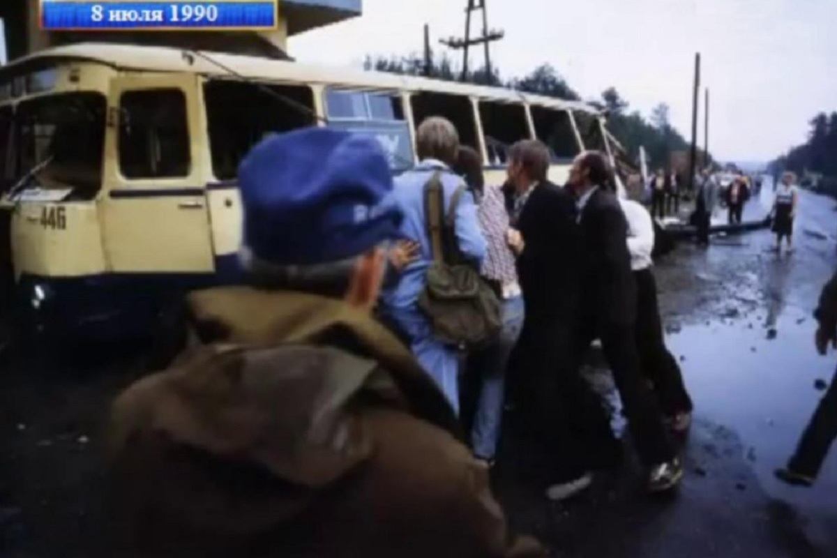 Файл:1990 Petrozavodsk rail cross collision 1.jpg