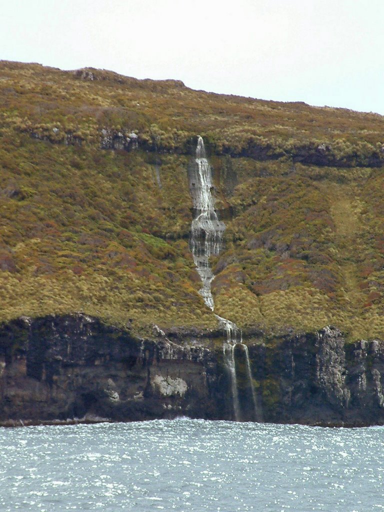 Водопад на острове