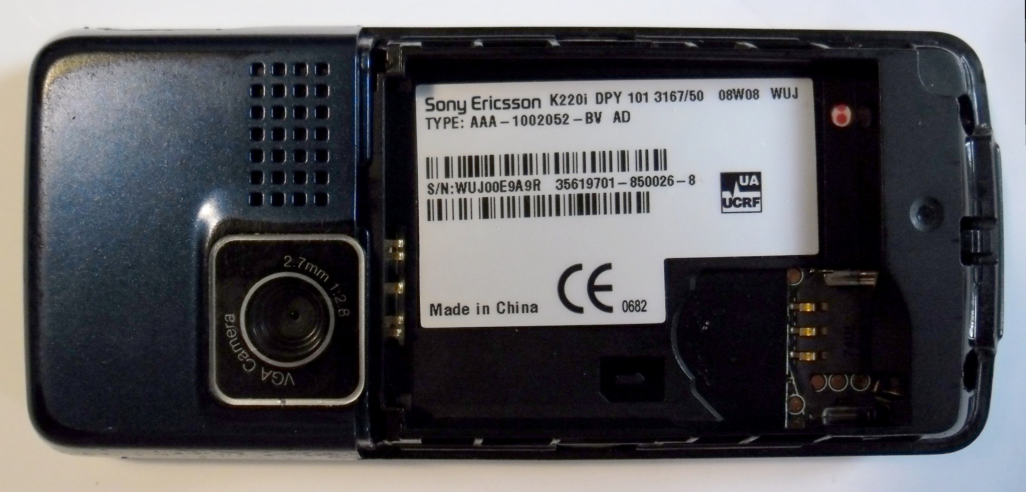 Со снятой крышкой. Виден отсек для аккумулятора и слот для SIM-карты.