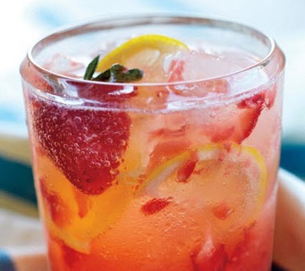 Файл:Лимонно-клубничная шипучка (коктейль).jpg