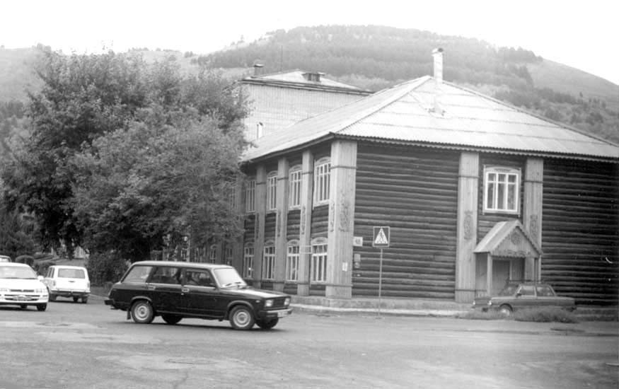 Ойрот-Тура, здание Рабфака в котором разместилась общежитие 2-ой специальной школы ВВС, 1942 год