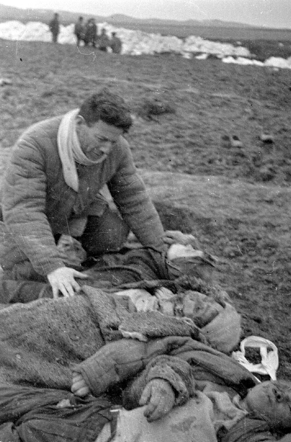 Местный житель Г. Берман опознает своих убитых жену и детей (Багеровский ров)