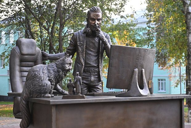 Файл:Памятник программисту (Ижевск).jpg