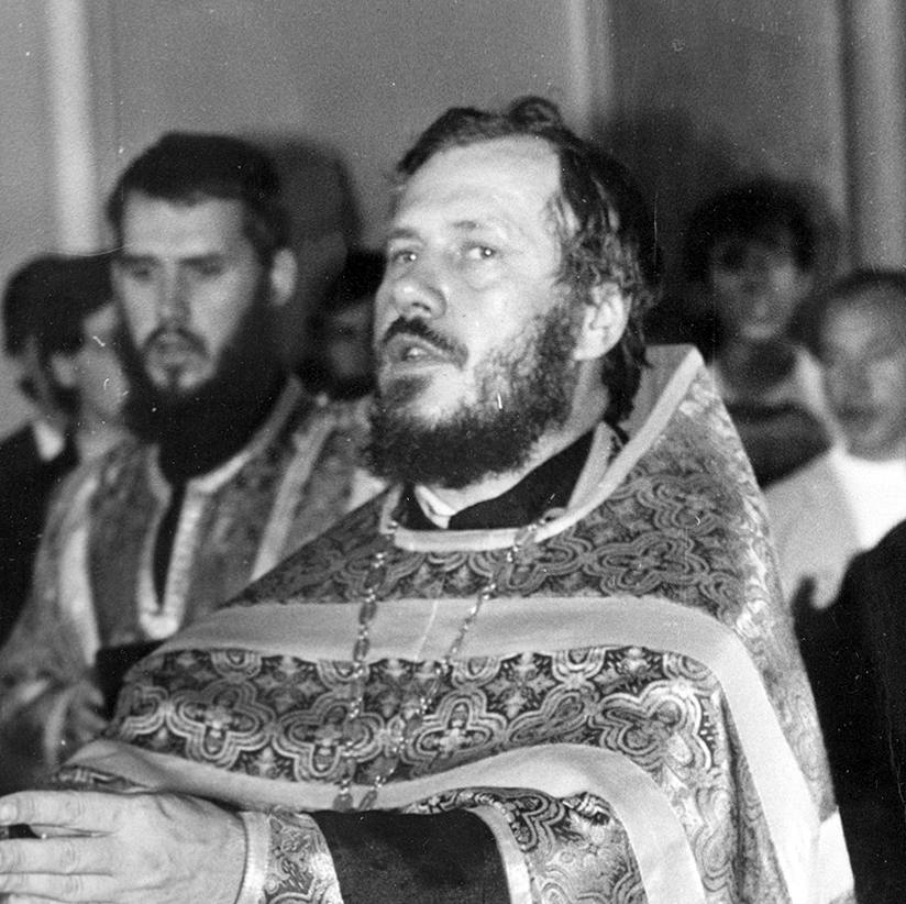 Файл:Протоиерей Николай Агафонов служит молебен на вхождение в новый дом.jpg