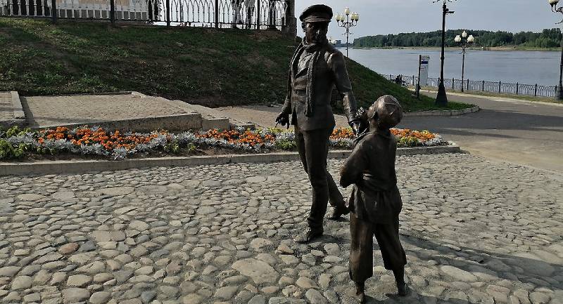 Файл:Памятник Остапу Бендеру в Рыбинске.jpg