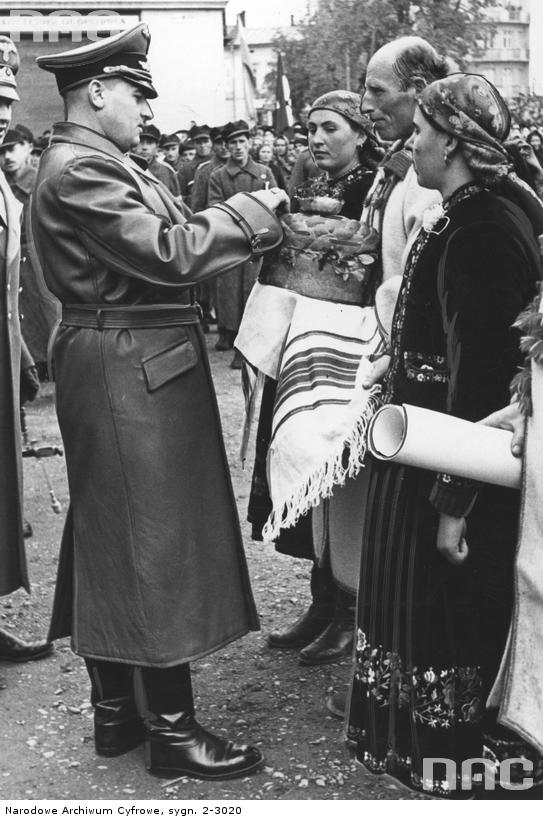 Делегация жителей Станиславова приветствуют губернатора Ханса Франка хлебом и солью. Октябрь 1941