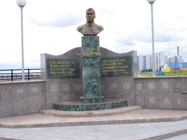 Файл:М.Җәлил һәйкәле 10.jpg