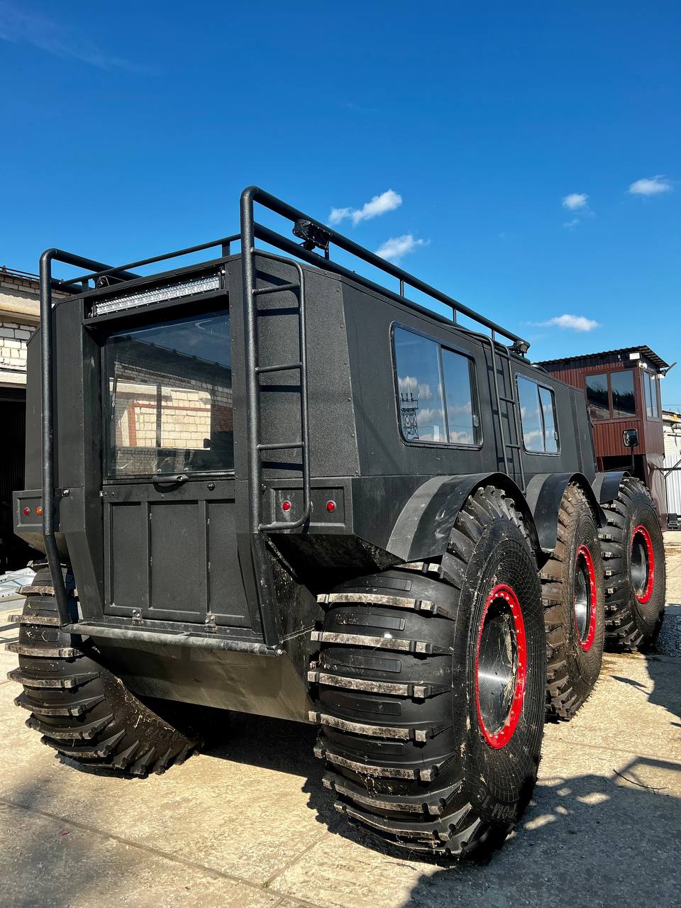 Аналогичная лесенка имеется и сзади