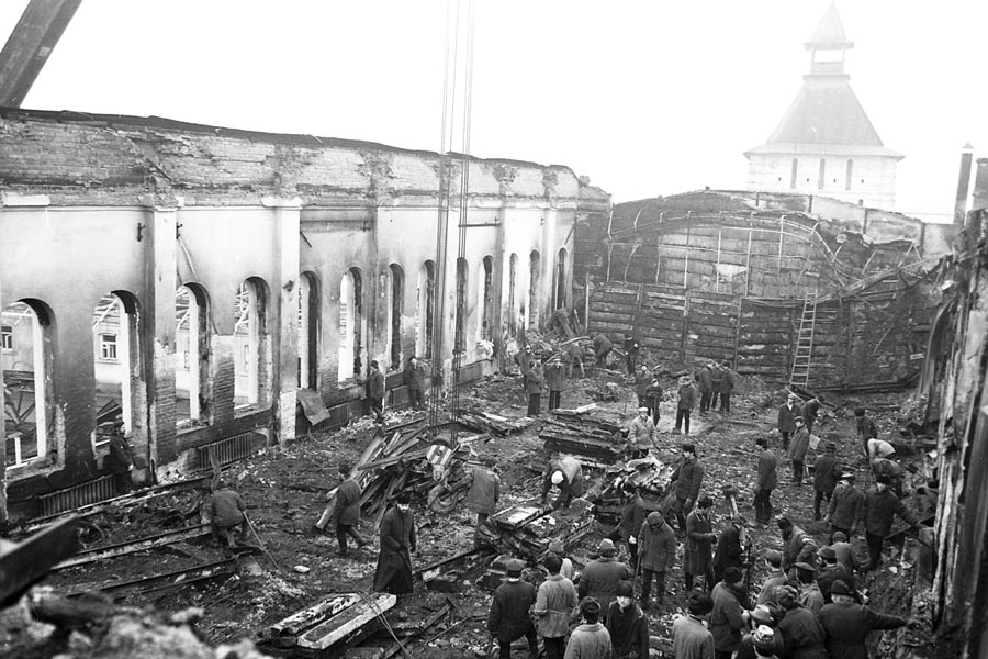 Файл:1986 Troitse Sergiyeva lavra fire.jpg