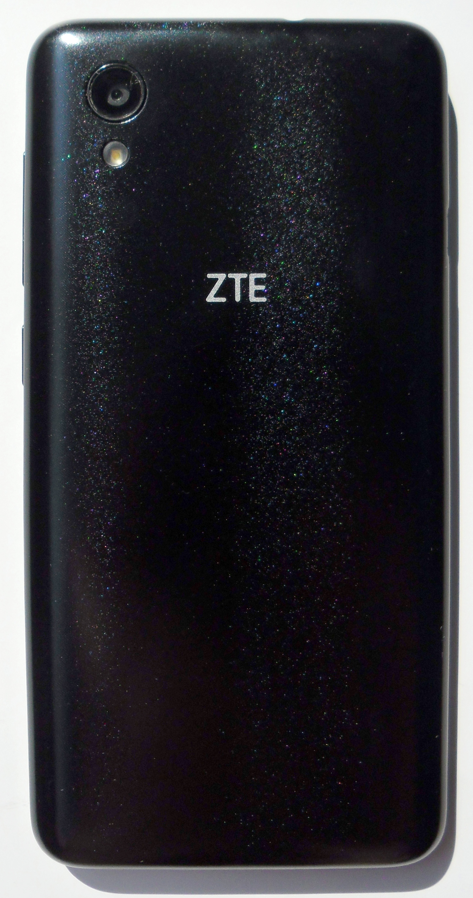 Вид со стороны основной камеры. Под ней расположена LED-вспышка, одновременно выполняющая функцию фонарика.