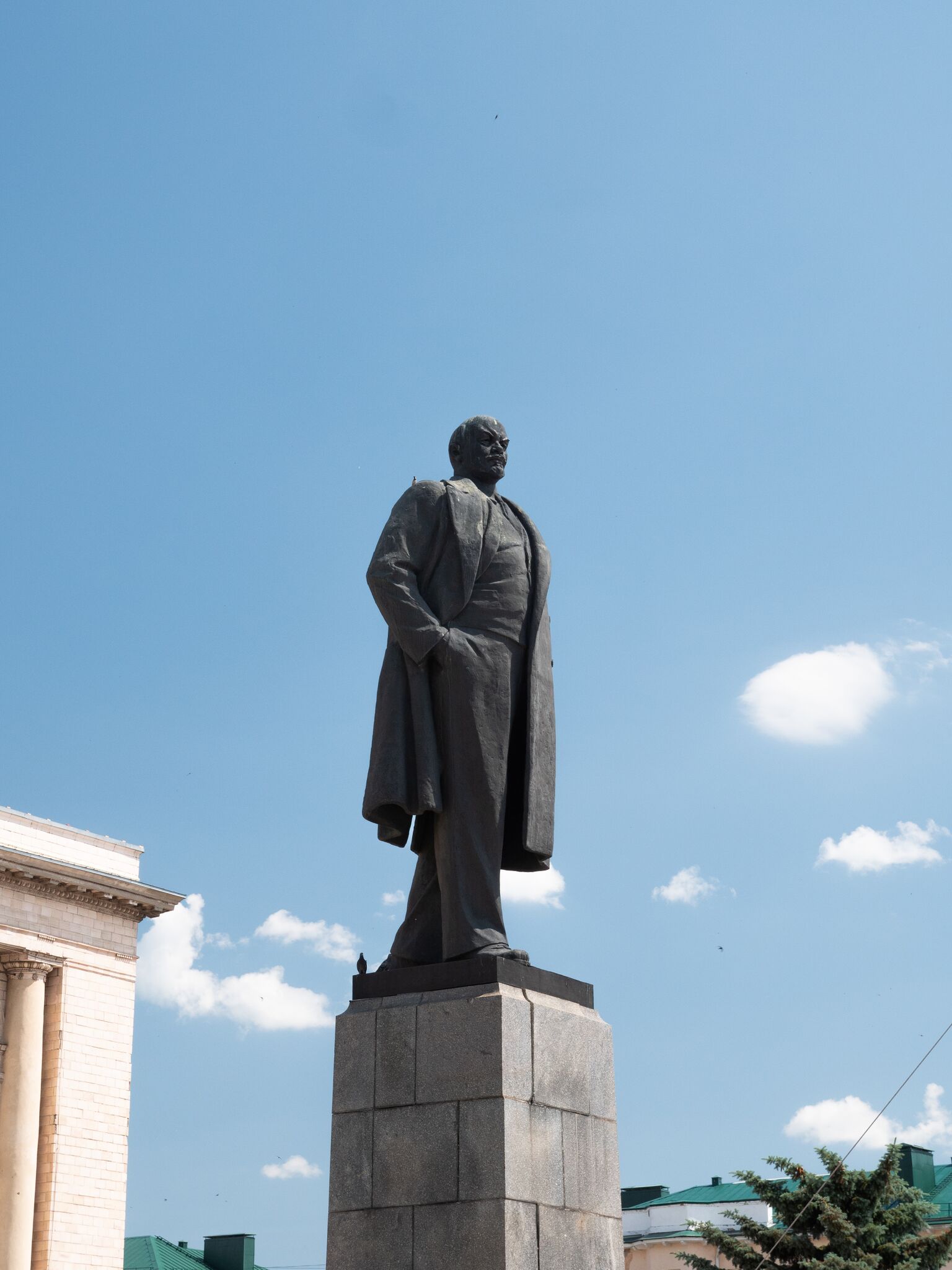 Памятник В.И. Ленину на пл. Ленина в городе Пенза.jpg