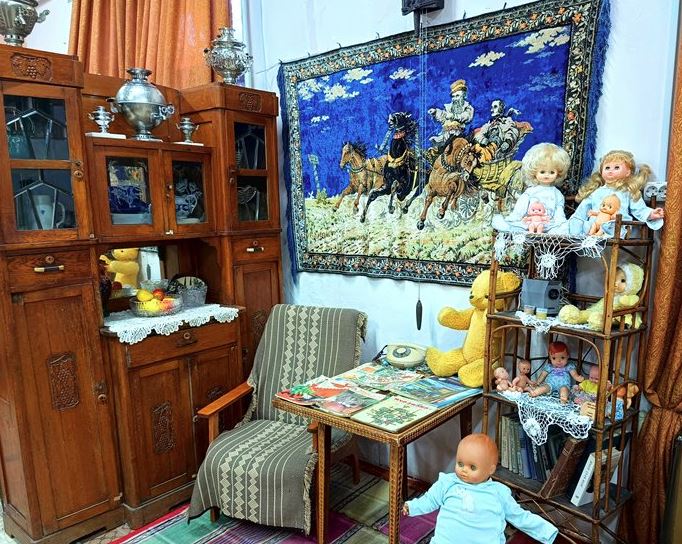 Комната в интерьере 1980-х годов с фотозоной. Фрагмент экспозиции «Советский Союз. Все предметы подлинные».