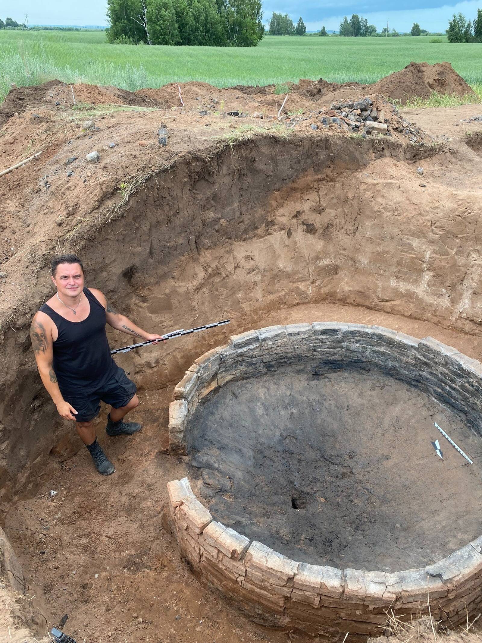 Остатки кирпичной смолокурни XIX века.