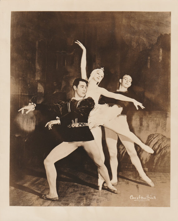 Леон Даниелян, Aлександра Дaнилoвa, Фредерик Франклин (Frederic Franklin). Сцена из балета «Лебединое озеро», The Ballets Russes de Monte Carlo. Вторая половина 1930-х