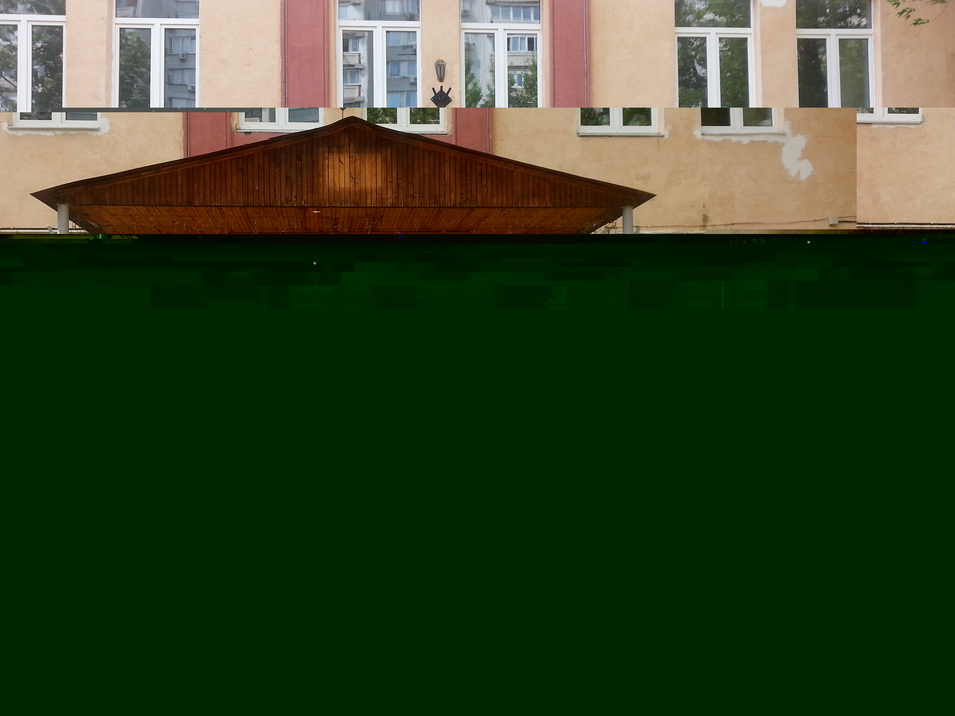 Вход в главное здание на 2018