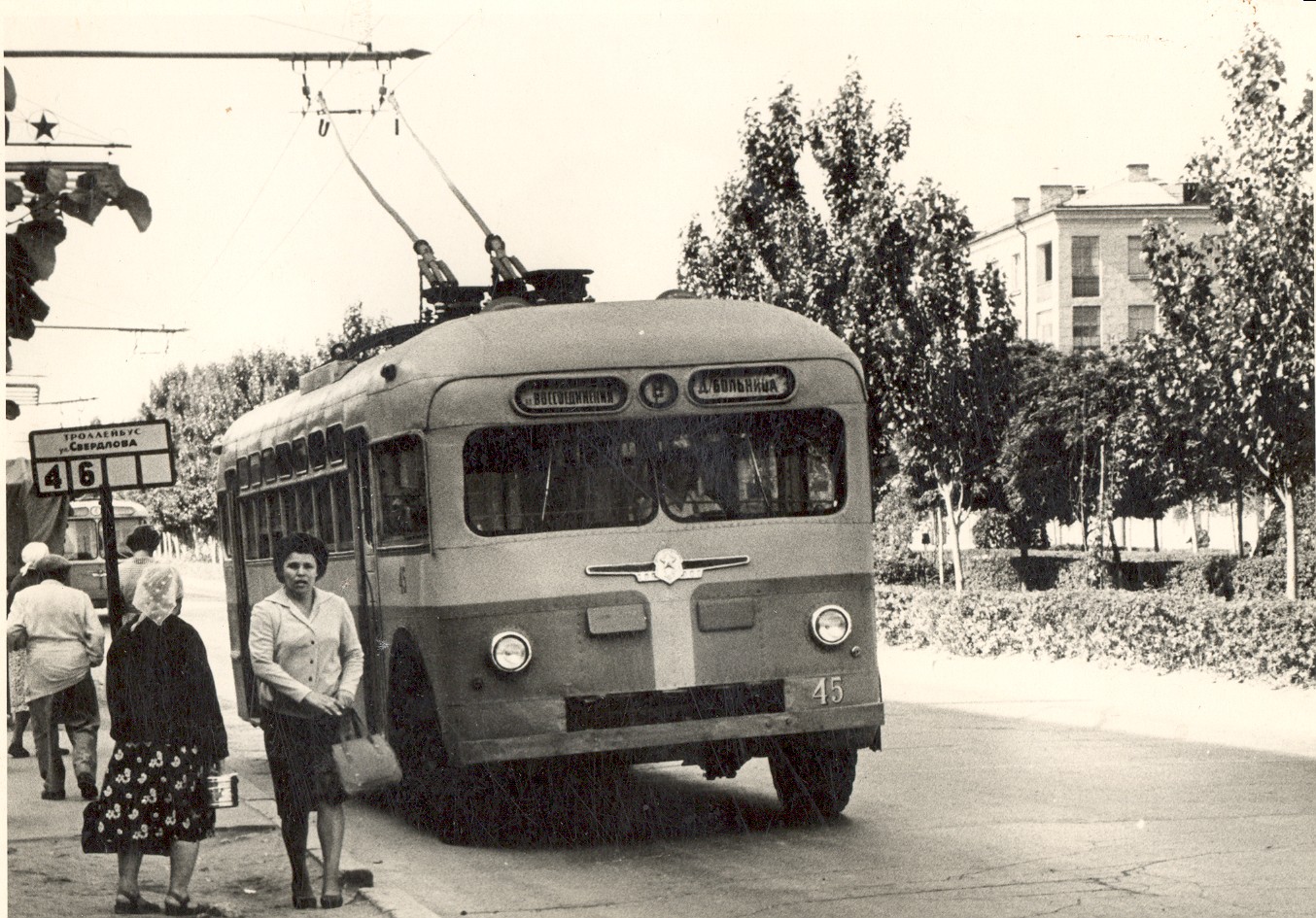 Троллейбус на проспекте, 1960-е годы