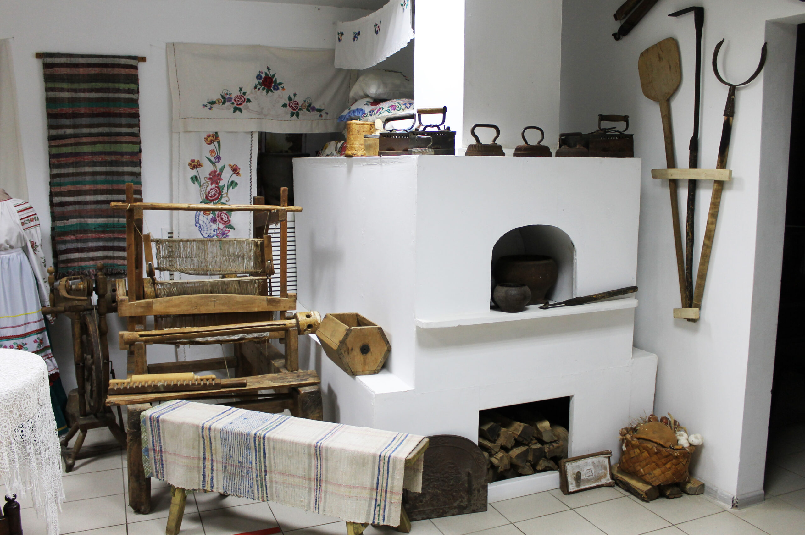 «В гостях у казаков», фрагмент экспозиции с имитацией угла казачьей избы и с подлинными предметами труда и быта казаков.