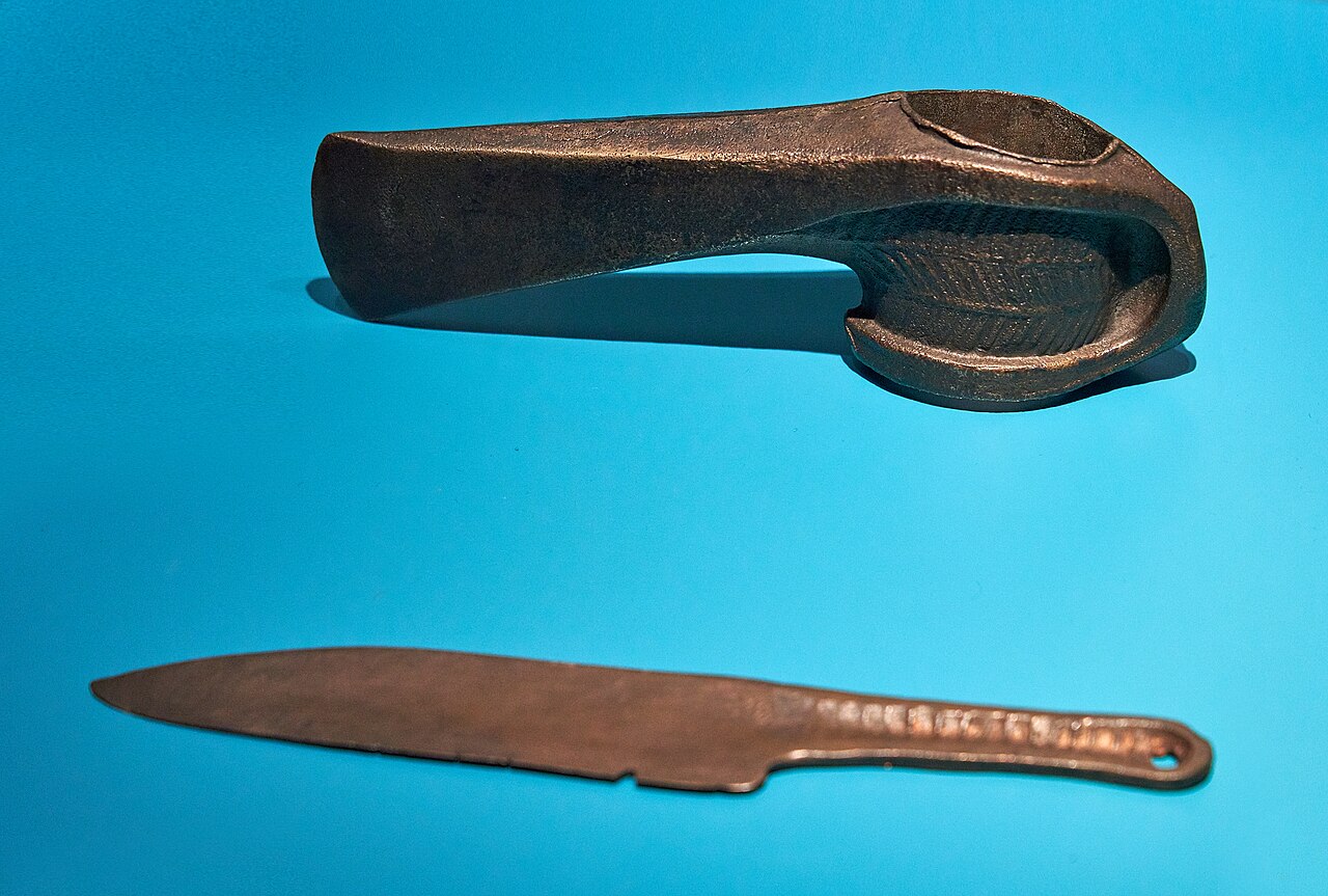 Andronovo axe and knife 2.jpg