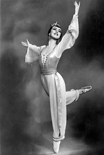 Тао Хоа — Любовь Войшнис. Балет «Красный цветок» Р. М. Глиэра. Хореография Р. В. Захарова. Кировский театр. Фотограф Э. З. Лесов, 1951.