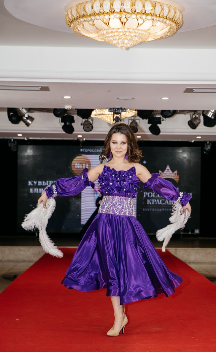 Файл:Дефиле юная российская красавица.png
