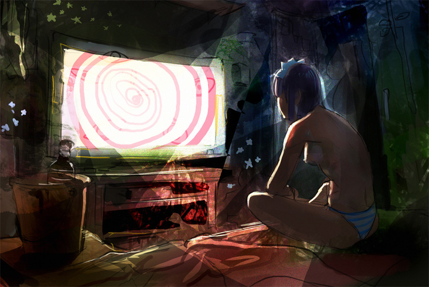 Смотрит телевизор