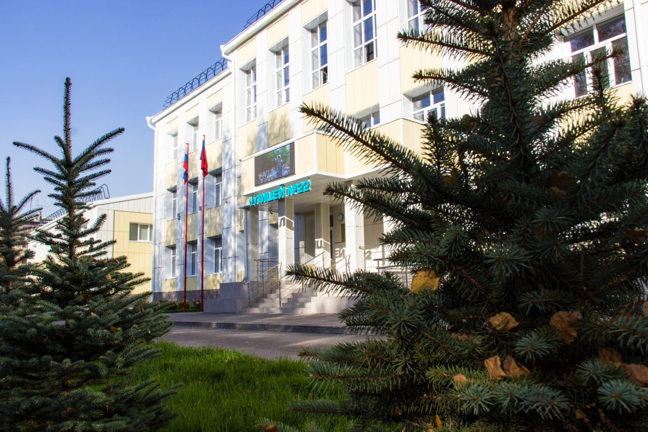 Файл:Лицей 22 города Белово. Главный вход.jpg