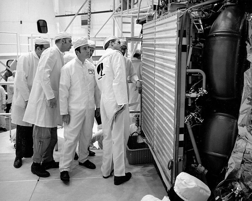 Лунный ровер привязан веревочками ap15-KSC-71P-299.jpg