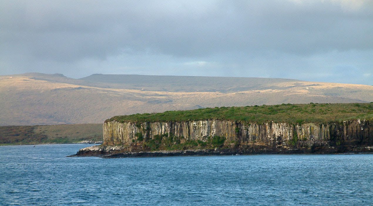 Базальтовые колонны в юго-западной части острова