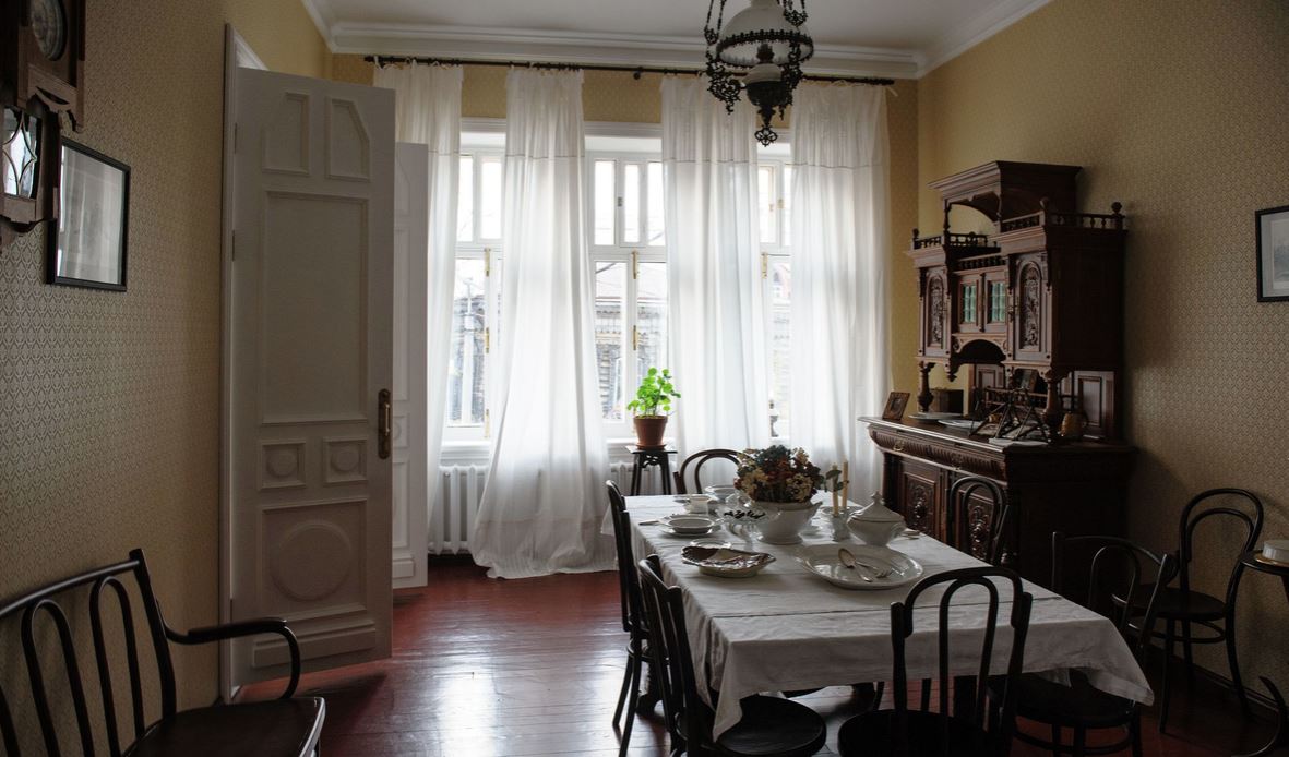 Экспозиция «Столовая». Масса буфета около 300 кг