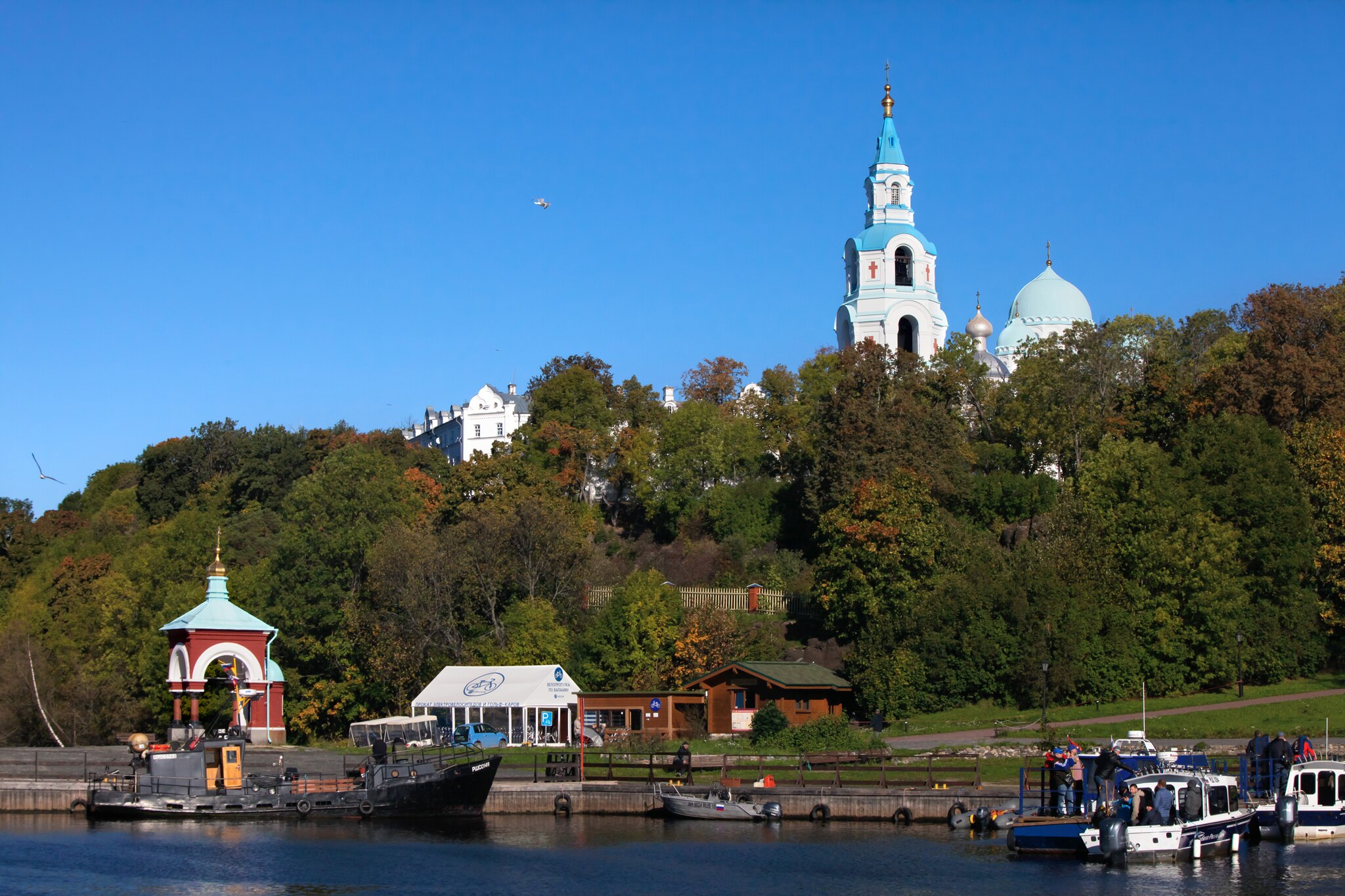 2018.09.24 IMG 3998a Валаам, причал и Спасо-Преображенский собор (The Saviour-Transfiguration Cathederal).jpg