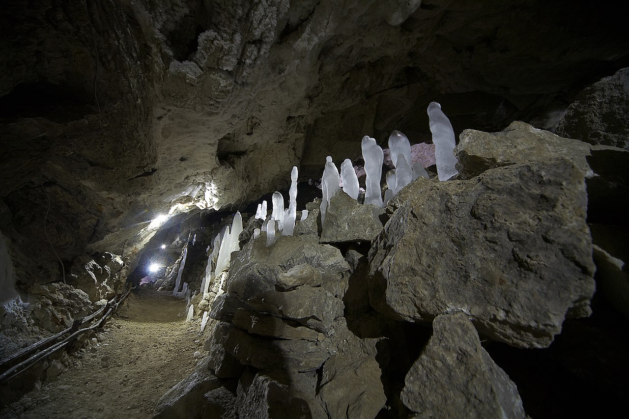 Ледяные сталактиты Кунгурской пещеры