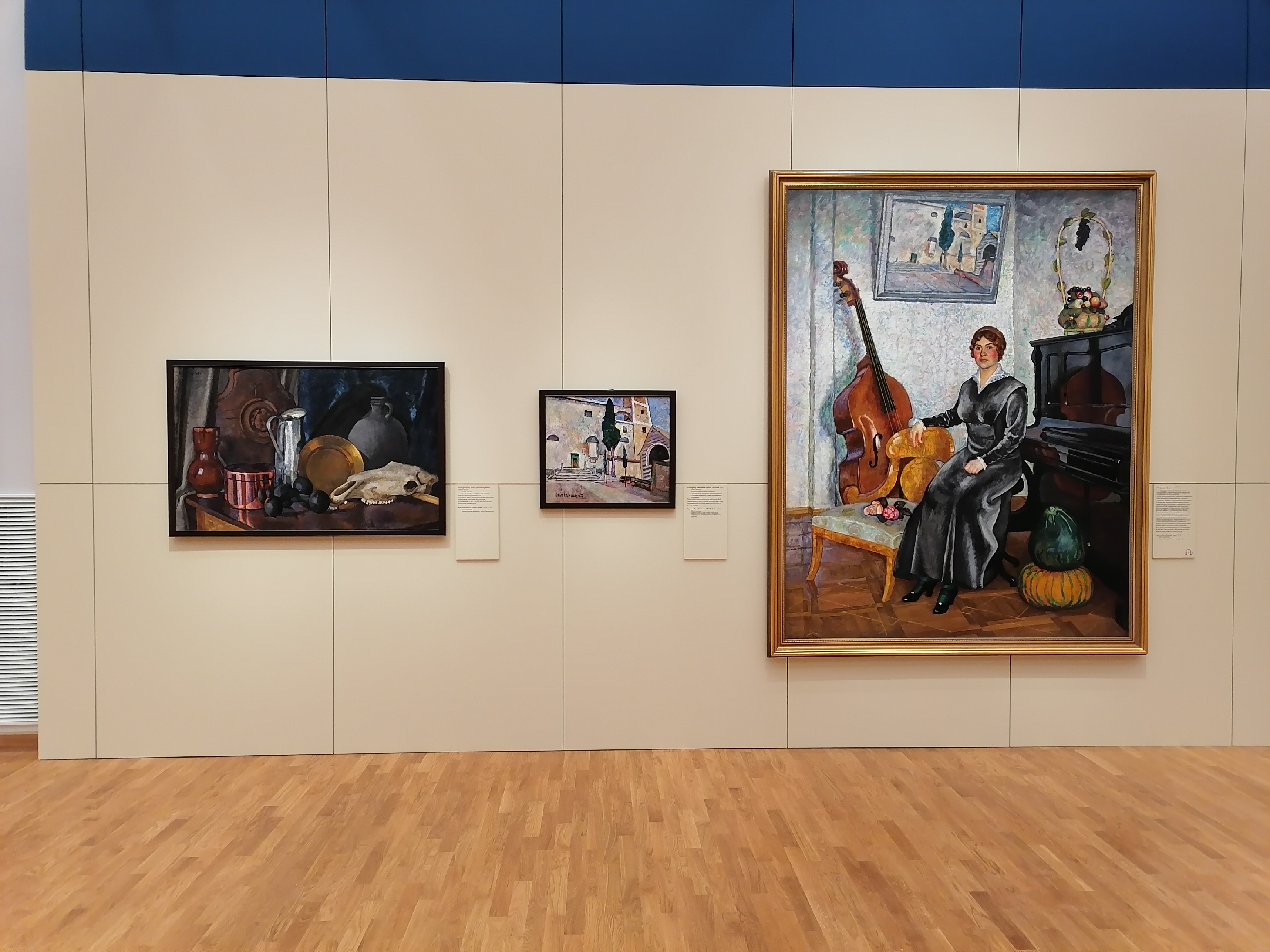 «Дама с контрабасом и «Кипарис у соборной стены» на выставке И. И. Машкова в Третьяковской галерее, корпус на Кадашевской набережной, лето 2025
