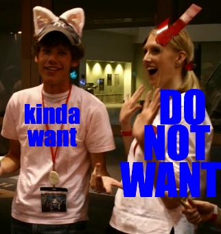 moot (слева) косплеит собственный маскот