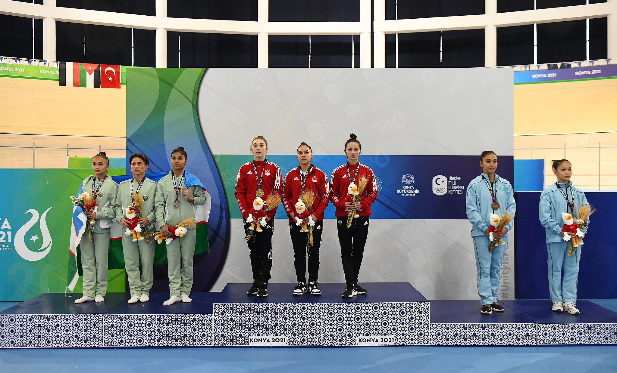 Чусовитина на церемонии вручения медалей Игр исламской солидарности 2021 года в Конье по спортивной гимнастике