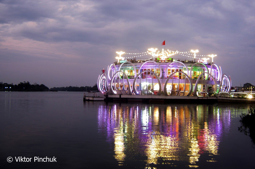 Огни на воде, г.Хюэ