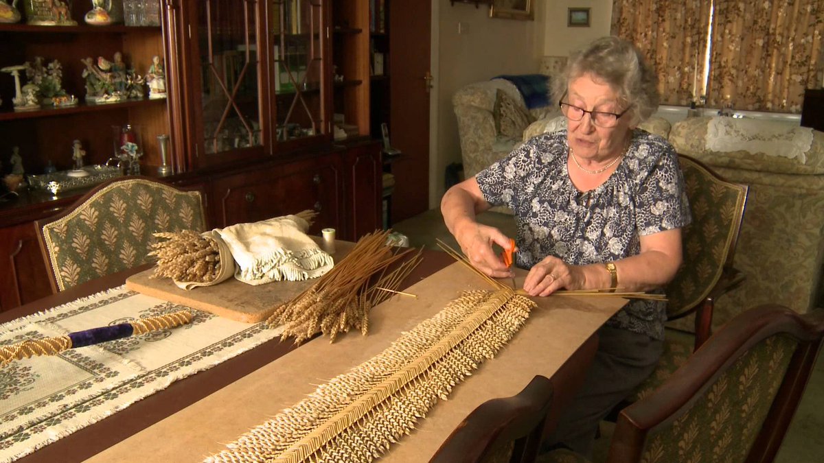 Изготовление праздничной гирлянды из колосьев