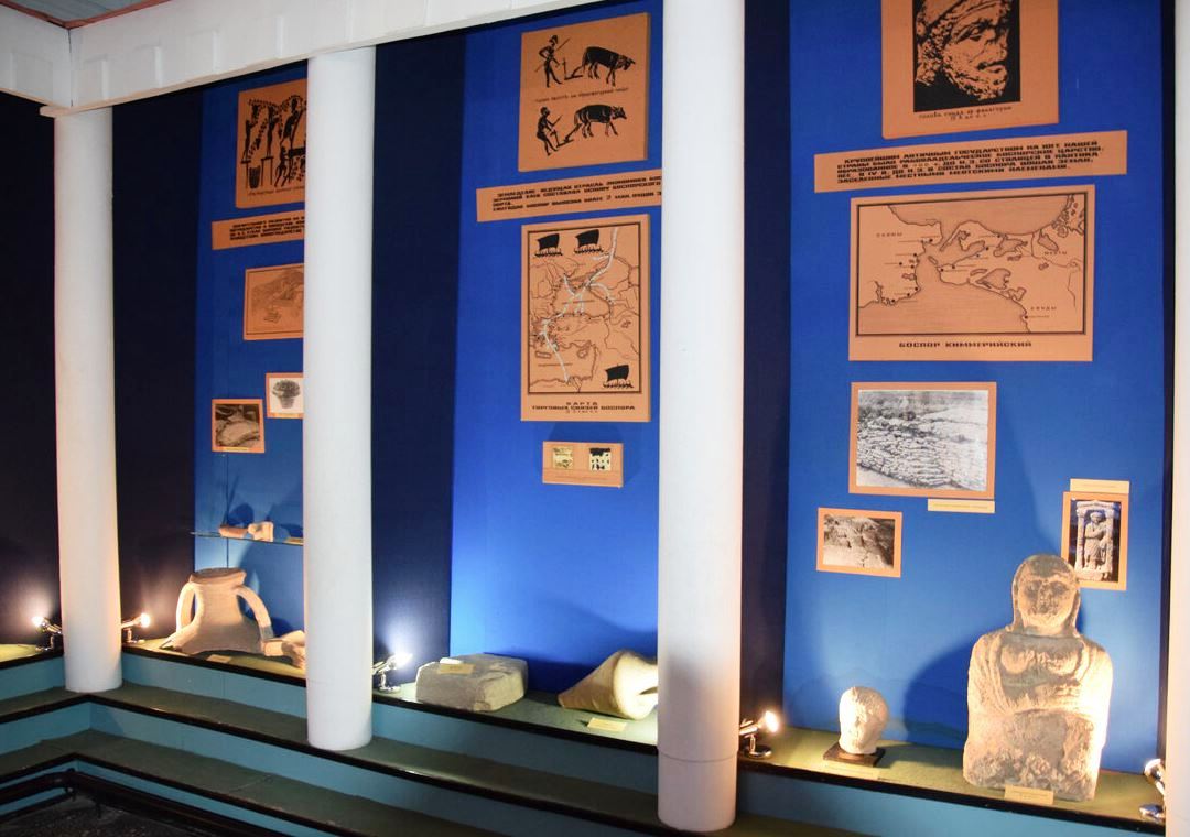 Витрина зала археологии.