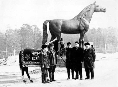 Квадрат у памятника самому себе