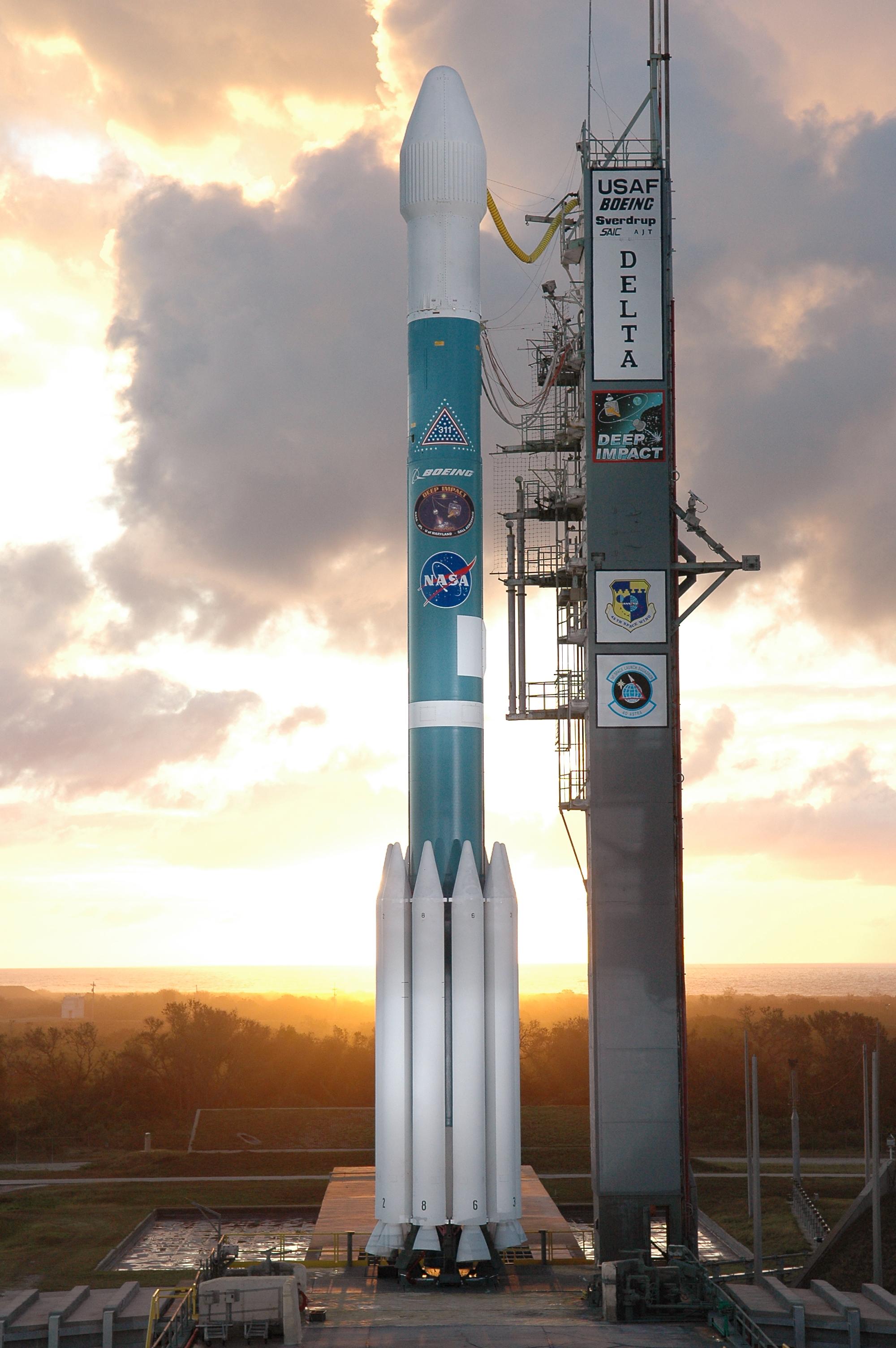 Delta II 7925 (2925) rocket with Deep Impact.jpg