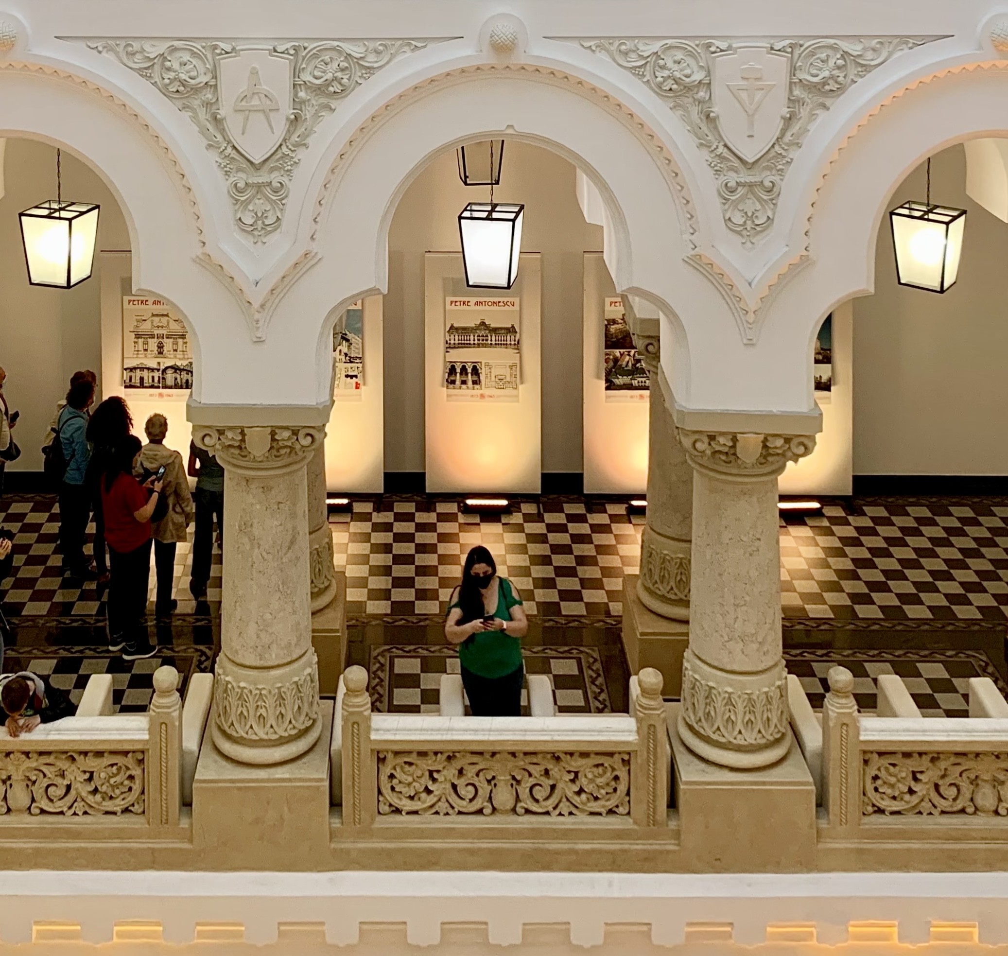 Трёхлопастные арки — мэрия Бухареста