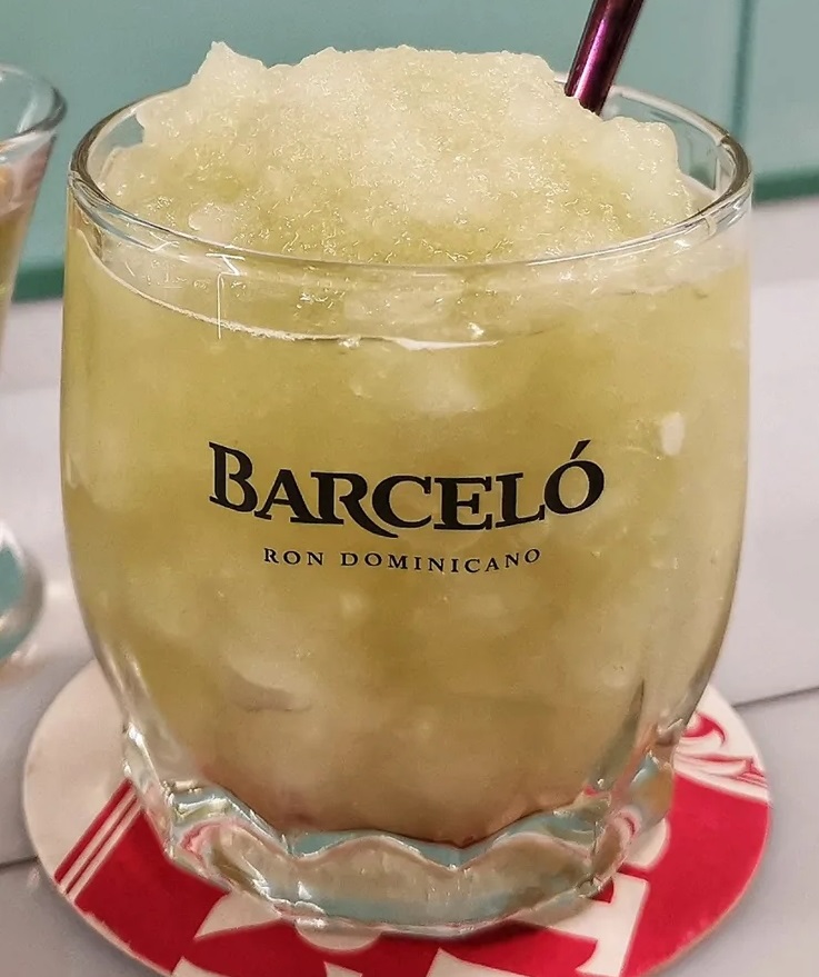 Файл:Лёд из дыни с ромом (коктейль).jpg