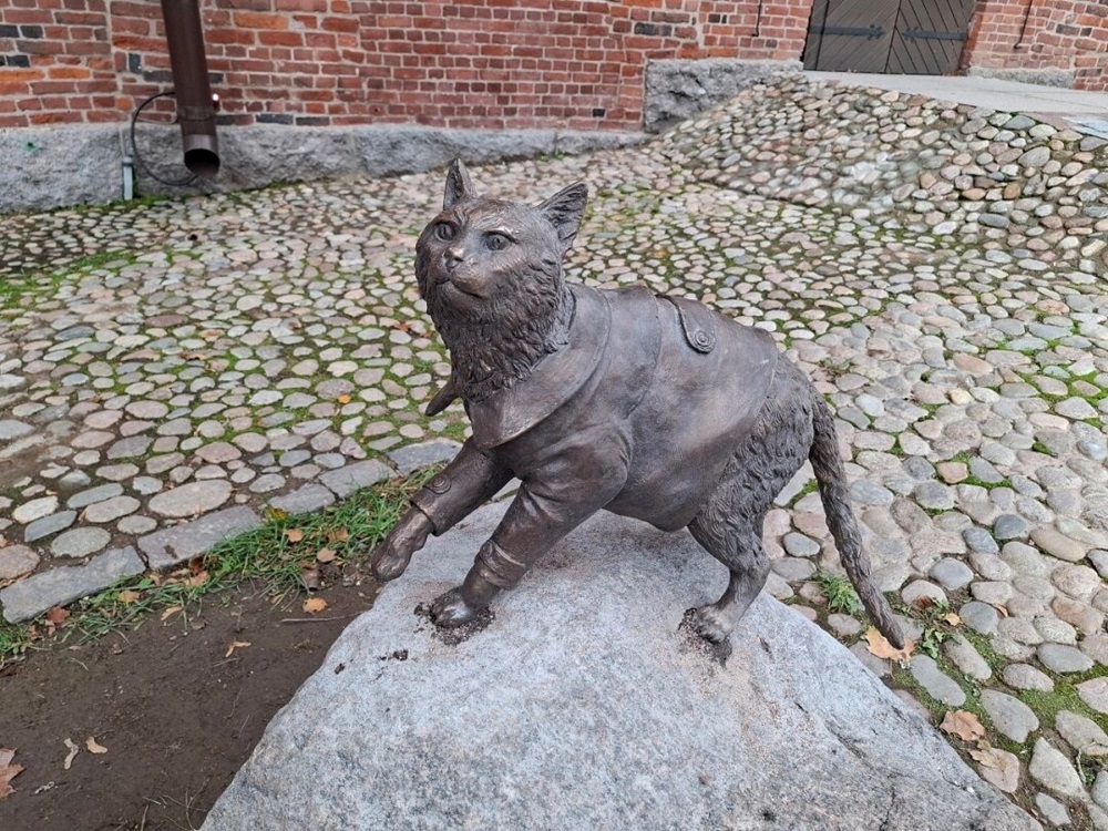 Файл:Памятник коту Филимону.jpg