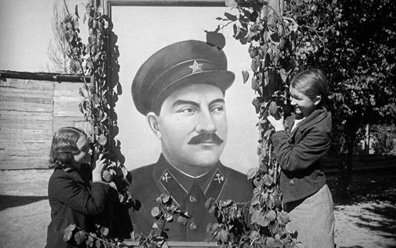 Каганович пионерки.jpg