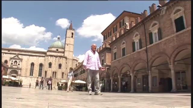 20. Десятая серия. ... Владимир Познер в Асколи-Пичено — на площади.