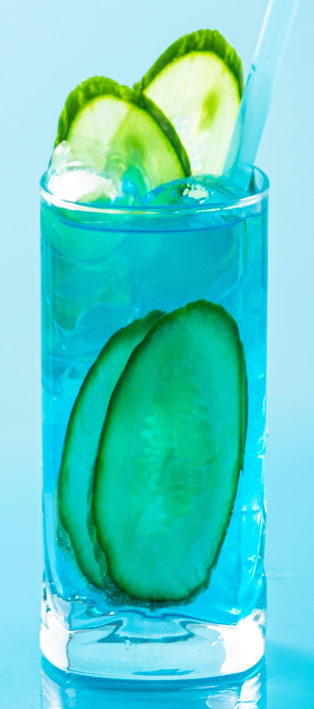 Файл:Голубой джин с огурцом (коктейль).jpg