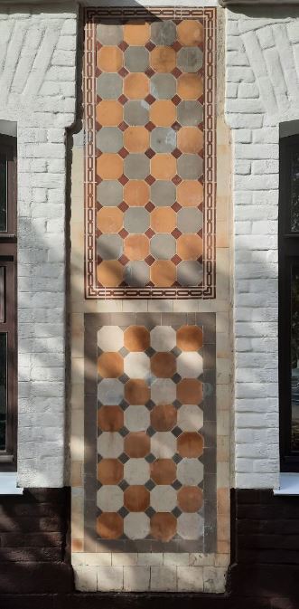 Метлахская плитка на главном фасаде